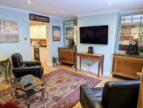 Traditional Georgian Apartment in Central London - Tap to explore photos