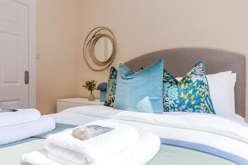 Stylish 2BR flat with terrace in North Kensington - Tap to explore photos