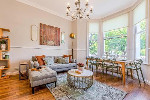 Stylish 2BR flat with terrace in North Kensington - Tap to explore photos