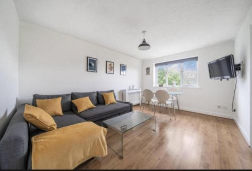 Charming Apartment close to Central London - Tap to explore photos