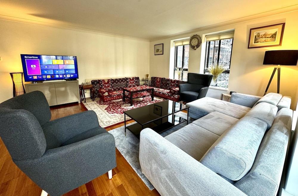 Cityscape Haven in Central London - Tap to explore photos