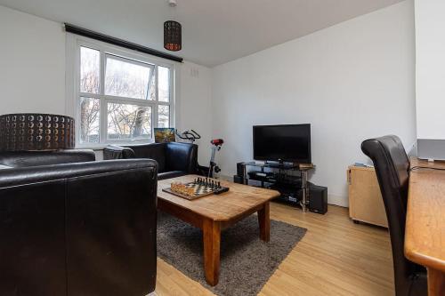 2 Bed Maisonette with free parking. South Norwood - Tap to explore photos