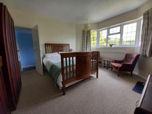 Private 1-bedroom apartment in Raynes Park - Tap to explore photos