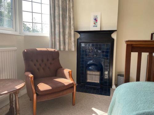 Private 1-bedroom apartment in Raynes Park - Tap to explore photos