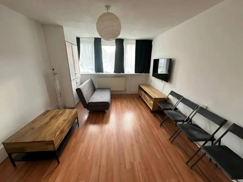 City Residence Steps from Kings Cross Station! - Tap to explore photos