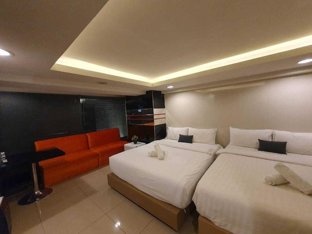 Deco Lux Hotel Room Type - Quadruple shared Bathroom