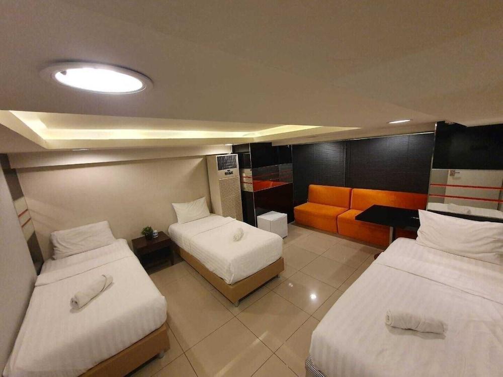 Deco Lux Hotel Room Type - Triple shared Bathroom