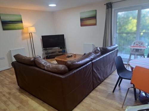 Spacious and Modern Two Bedroom Two Bathroom Flat - Tap to explore photos
