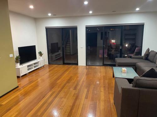 Convenience & Luxury Apartment - Tap to explore photos