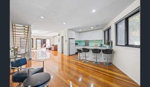 Convenience & Luxury Apartment - Tap to explore photos
