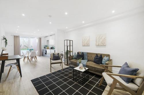 Three Bed Apt with Private Garden&Parking - Tap to explore photos