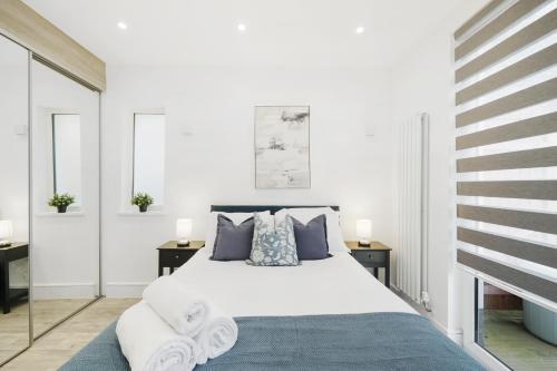 Three Bed Apt with Private Garden&Parking - Tap to explore photos