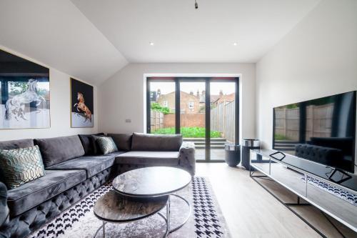 Beautiful New Semi-detached 3 BR House wGarden - Tap to explore photos