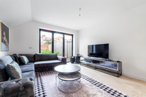 Beautiful New Semi-detached 3 BR House wGarden - Tap to explore photos