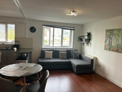 Beautiful View Apartment Near Canary Wharf - Tap to explore photos
