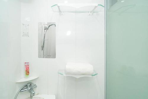 RedDoorz Plus @ Pondok Labu Room Type - Standard Double Room