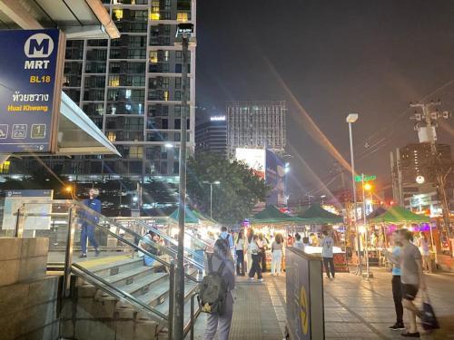 曼谷市中心6卧室3卫舒适联排别墅