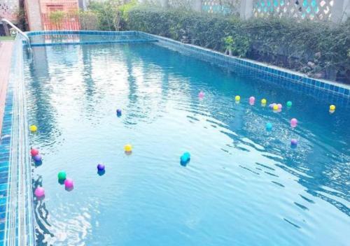 Convenient Grand Plus Hotel Suvarnabhumi - Tap to explore photos