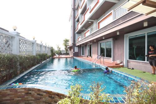 Convenient Grand Plus Hotel Suvarnabhumi - Tap to explore photos