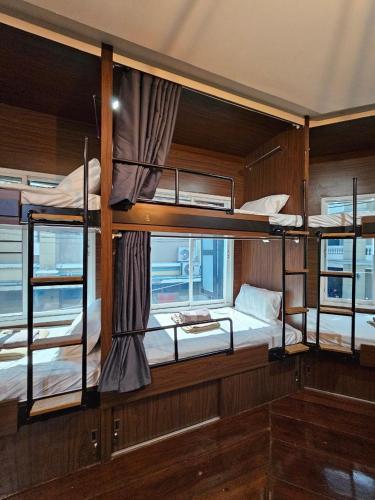 Seen Hostel Bangkok The Riverwalk - Tap to explore photos