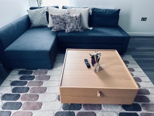 FEMALE ONLY - ENSUITE PRIVATE ROOM IN Hillingdon - Tap to explore photos
