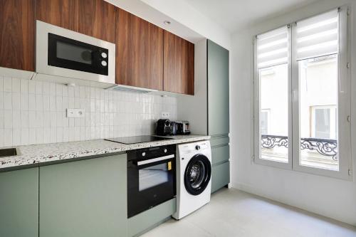 Pick A Flat's Apartement in Saint-Martin - Rue du faubourg Saint-Martin - Tap to explore photos