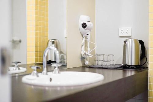 Budget Suite in Melbourne CBD on Spencer St! - Tap to explore photos