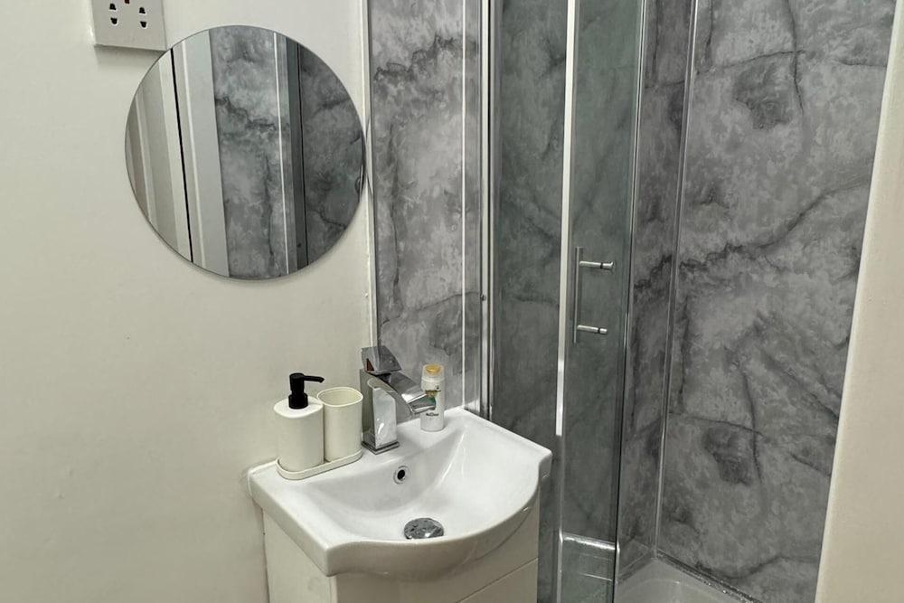 Studio - Sleeps 2 - Parking - Close to Paddington - Tap to explore photos