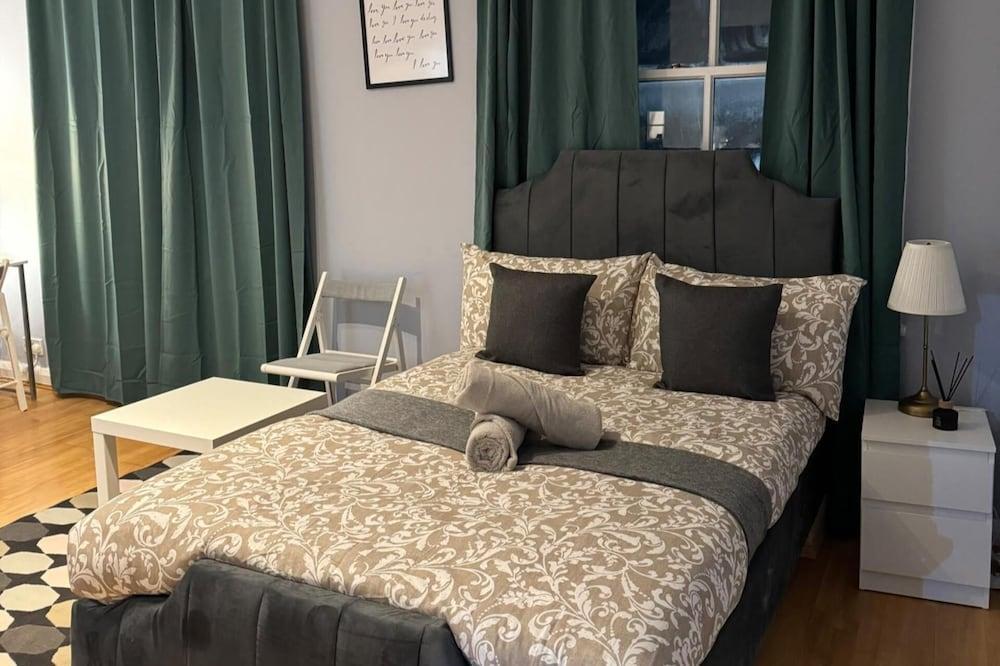 Studio - Sleeps 2 - Parking - Close to Paddington - Tap to explore photos