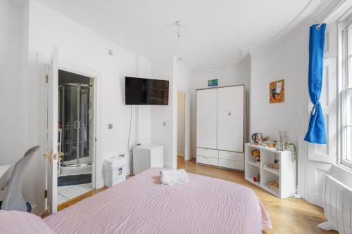 This flat offers superb transport connections - Tap to explore photos