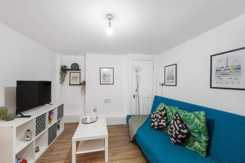 This flat offers superb transport connections - Tap to explore photos