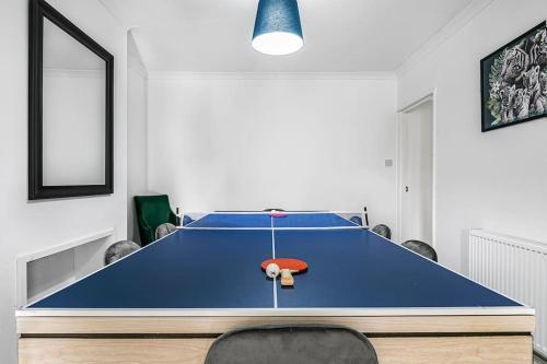Luxury Large House With Games Room Sleeps Up to 12 - Tap to explore photos