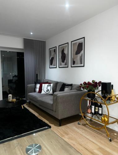 FEMALE ONLY Spare room with Gym & Spa Access - Tap to explore photos