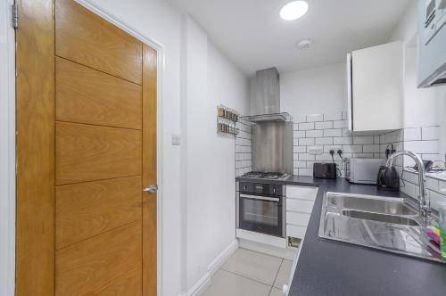 Hububb Luxury Stepney Green - Tap to explore photos