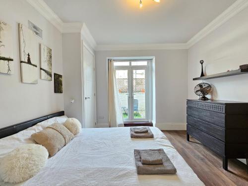 Trendy One Bedroom Apartment - Tap to explore photos