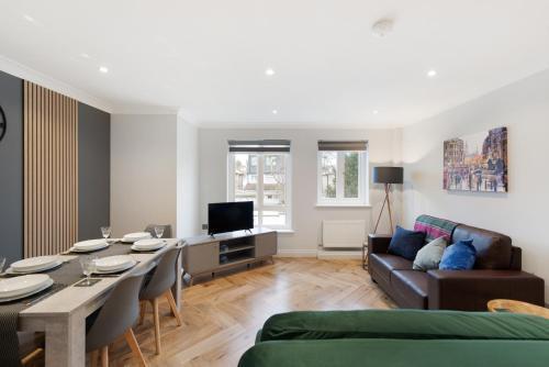 Spacious Stunning Flat near Heathrow and Central London - Tap to explore photos