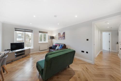 Spacious Stunning Flat near Heathrow and Central London - Tap to explore photos