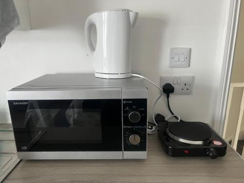 New self-contained double bedroom studio flat - Tap to explore photos