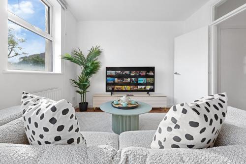 Modern 2BR near Tower Bridge - Tap to explore photos