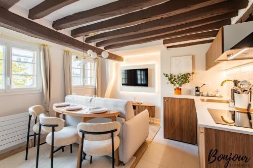 SUPER CENTRAL Designer One-Bedroom - Marais - FREE Parking - Tap to explore photos