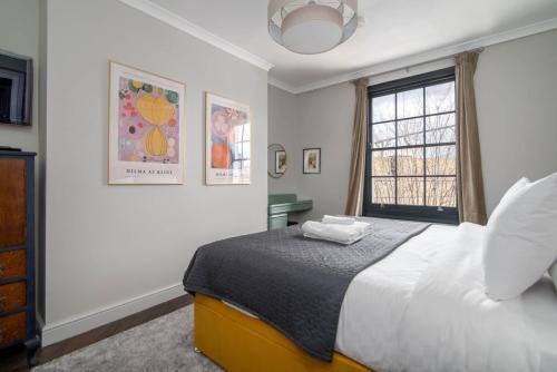 GuestReady - Top Floor Chic Camden Flat - Tap to explore photos