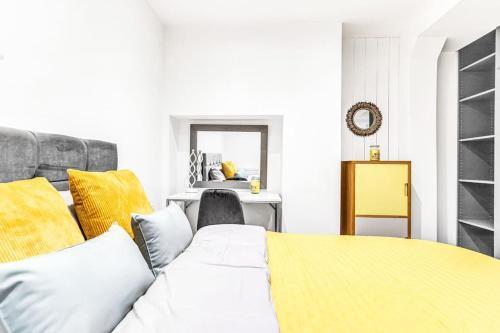 LUXaway Holland Park Studio With AC - sleeps 8 - Tap to explore photos