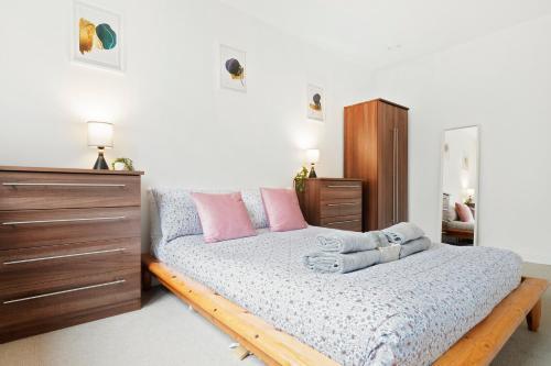 The Allcroft Apartment - Tap to explore photos