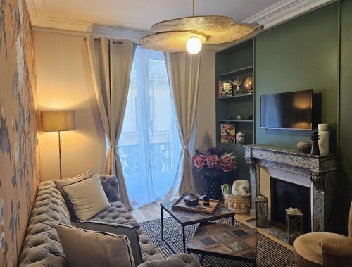Chic Apartment By Capucine - Grands Magasins - Tap to explore photos