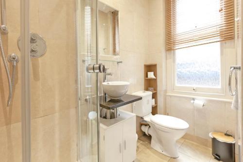 Charming Two-Bedroom Flat in Notting Hill - Tap to explore photos