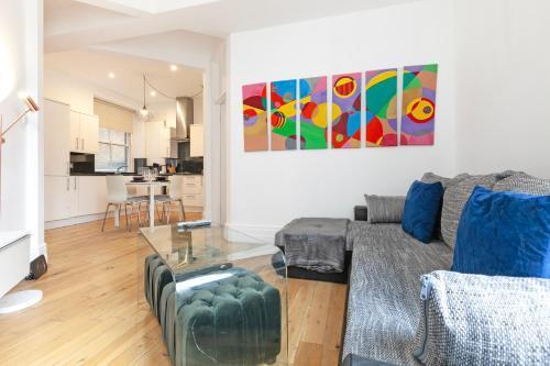 Charming Two-Bedroom Flat in Notting Hill - Tap to explore photos