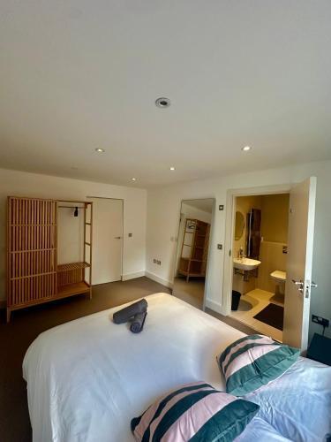 Large, family friendly 3-bed flat in Wood Green - Tap to explore photos