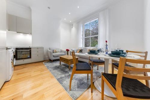 Modern Spacious 2 Bedroom Flat in Central London - Tap to explore photos