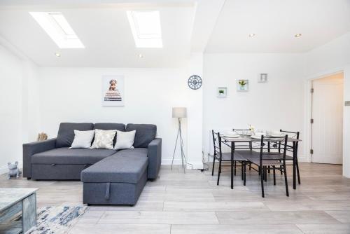 Modern 3 Bedroom Apartment with Ensuite - Tap to explore photos