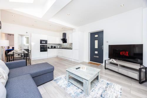 Modern 3 Bedroom Apartment with Ensuite - Tap to explore photos